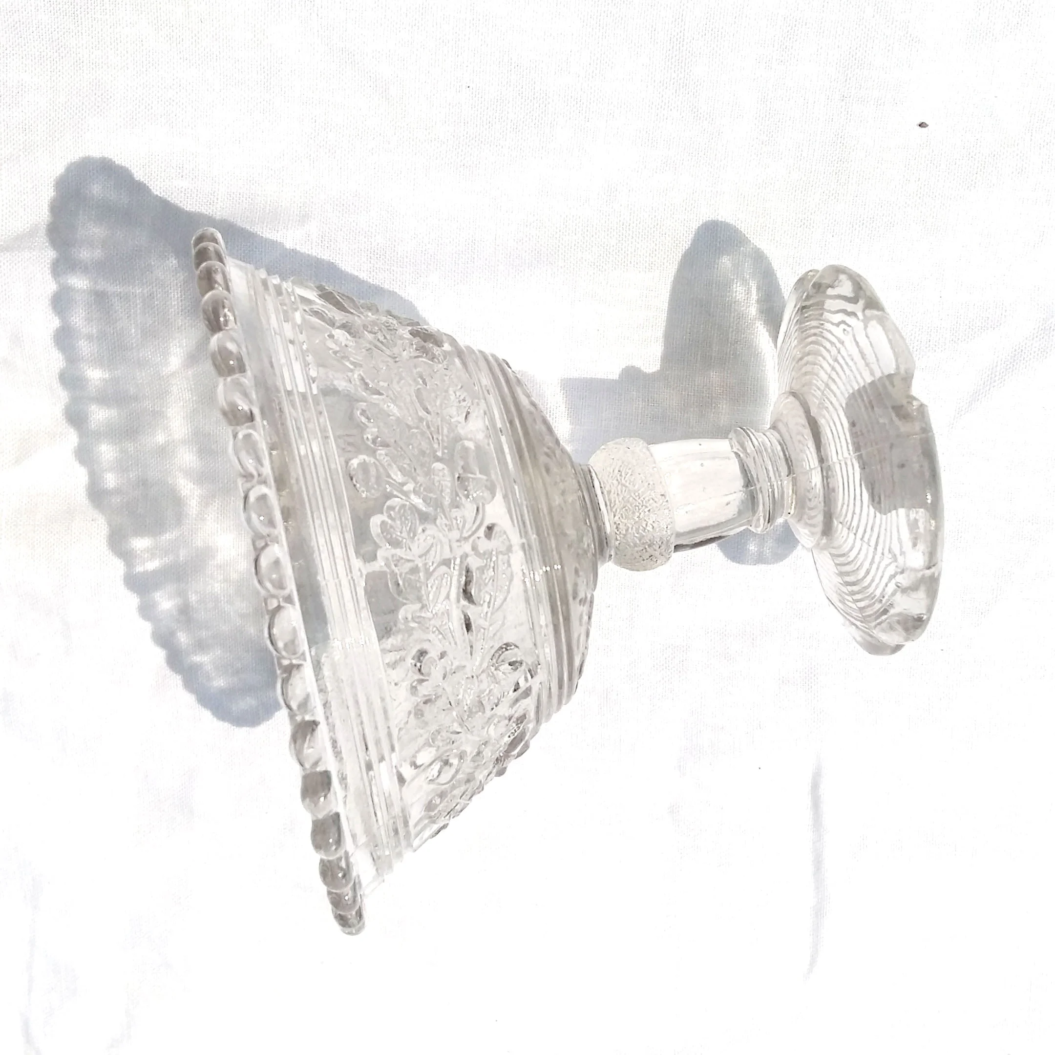 Coupe ancienne en verre pressé-moulé aux glands