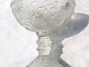 Coupe ancienne en verre pressé-moulé fleurs fines