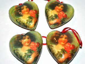Lot de quatre Boules de Noël Coeur en papier maché VINTAGE chromo fillette