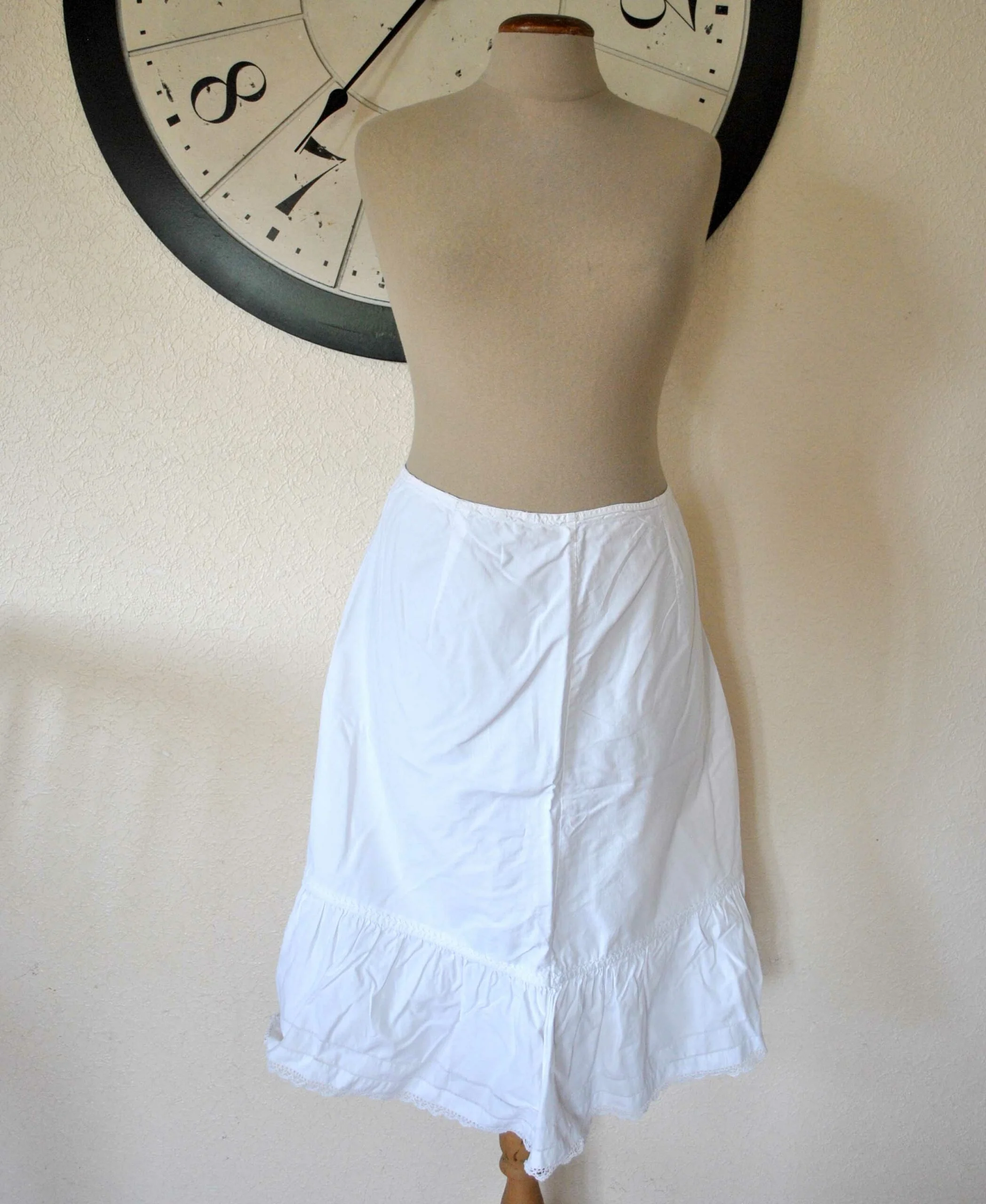 Jupon vintage fendu bord brodé en coton T40