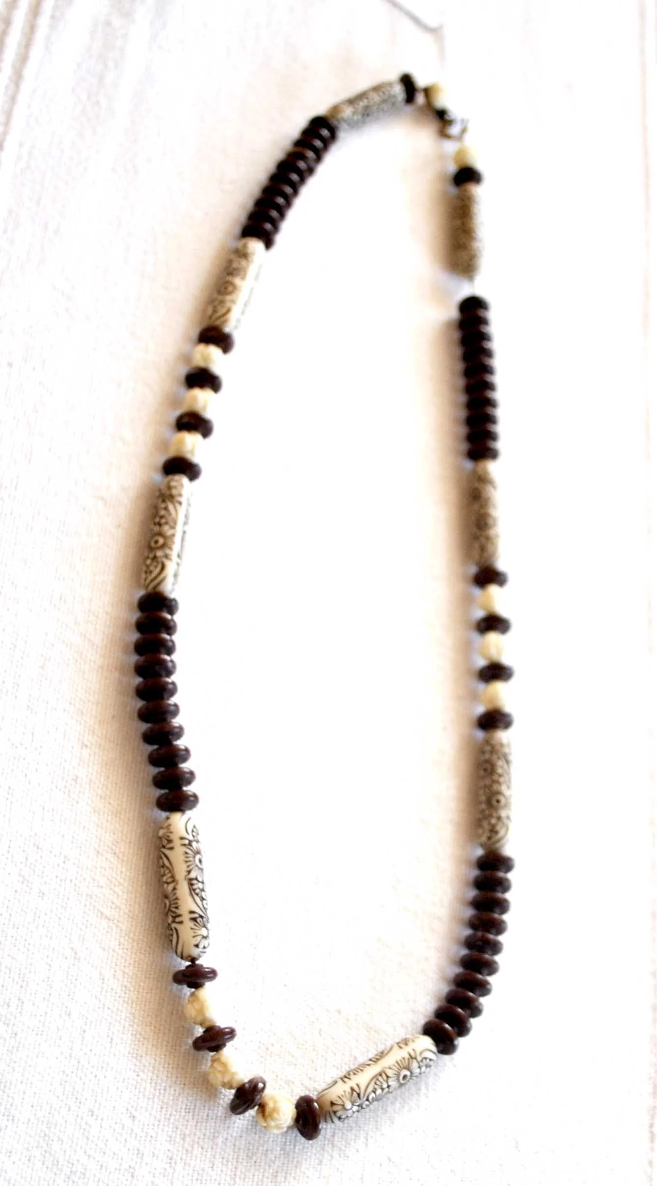 Collier vintage en ivoirine et résine - perles fleurs roses