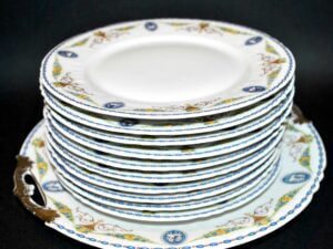 LIMOGES, Service à dessert: 10 Assiettes en porcelaine et plat assorti
