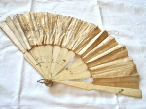 Eventail ancien en soie peinte et en os 1900 Art Nouveau