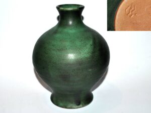 Vase en céramique vintage - terre cuite émaillé vert signé vague