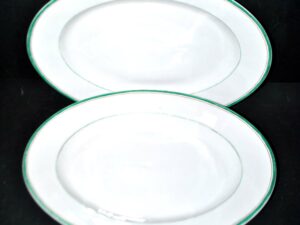 LIMOGES, Lot de 2 plats ovales anciens en porcelaine blanche à liseré vert