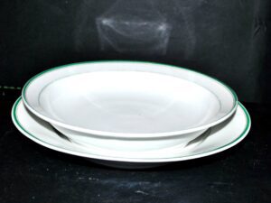 LIMOGES, Lot de 2 plats ronds anciens en porcelaine blanche à liseré vert