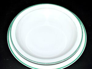 LIMOGES, Lot de 2 plats ronds anciens en porcelaine blanche à liseré vert 28.5