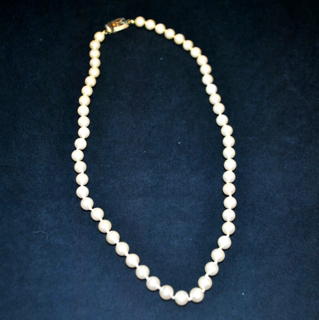 Collier Vintage Monet - Métal Doré Laqué Beige, Pendentif Feuille - Style Années 70