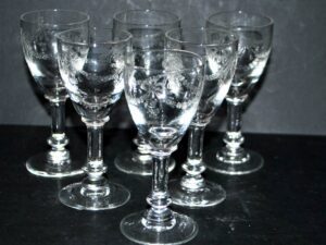 Série de 6 verres à liqueur en verre gravé à l'acide - décor nœuds de rubans et guirlandes de fleurs 1900