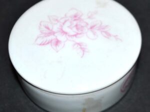 Porcelaine de Paris, Boite ronde Pilulier Bonbonnière à décor de fleurs roses