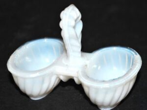 PORTIEUX Salière double jouet en Opaline blanche - côtes torses