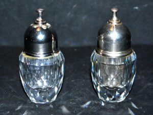 SWAROVSKI Salières en CRISTAL taillé à facettes SEL POIVRE signé
