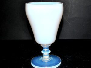 SEVRES Verre Calice en opaline blanche "Bulle de savon" signé Sèvres France