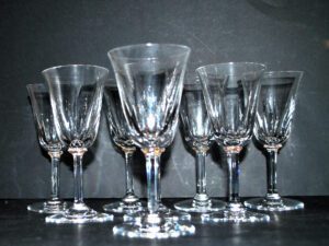 SAINT-LOUIS Série de 8 verres à vin en cristal signé modèle CERDAGNE H13cm