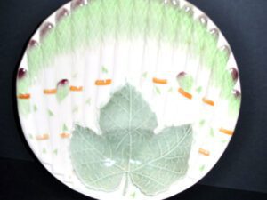 SALINS St Clément? Plat à Asperge BARBOTINE décor asperge vigne vert 26.5cm