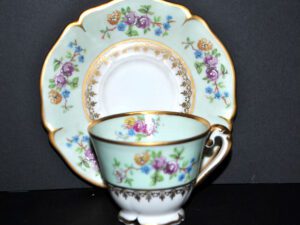 LIMOGES Tasse et soucoupe fleurie en porcelaine décor vert pastel