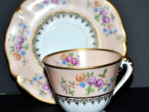 LIMOGES Tasse et soucoupe fleurie en porcelaine décor rose pastel