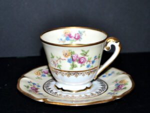 LIMOGES Tasse et soucoupe fleurie en porcelaine décor jaune pastel