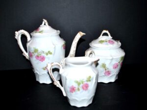 LIMOGES FRANCE Cafetière fleurie aux roses en Porcelaine + sucrier + crémier