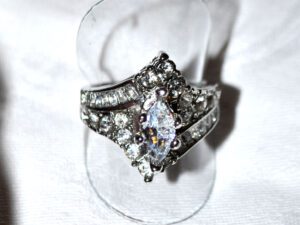 Bague Vintage en métal argenté rhodié et Strass T60