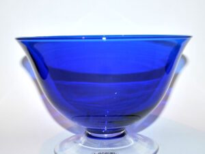 LANCEL Coupe saladier en cristal bleu avec son étiquette "Lancel France"