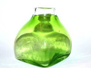 Vase carré DESIGN SCANDINAVE en verre soufflé vert 1960-70 dlG Whitefriars