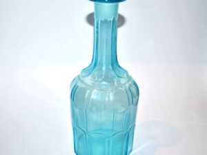 Carafe vintage en verre coloré moulé bleu turquoise H22cm