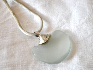 DAUM Collier pendentif feuille Ginkgo en pâte de verre gris et argent 925