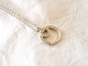 SWAROVSKI Collier Pendentif anneau en strass cristal signé du cygne