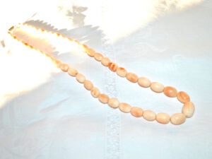 Collier ancien en corail rose clair - couleur abricot 30cm