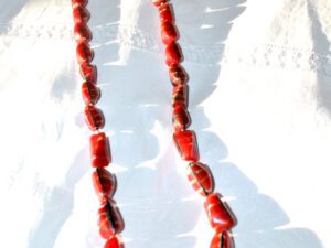 Collier vintage en perle de verre Berlingot rouge marbré 33cm fermé