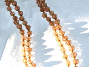 Collier sautoir vintage en perle de verre doré pailleté 55cm fermé