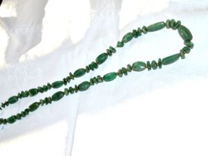 Collier sautoir vintage en pierre naturelle verte Jaspe vert ou Jade?