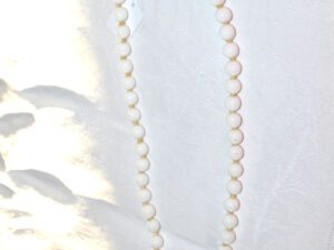 Collier vintage en perle de verre couleur blanc 21cm fermé
