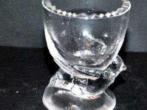 PORTIEUX Coquetier Poule en verre moulé vintage