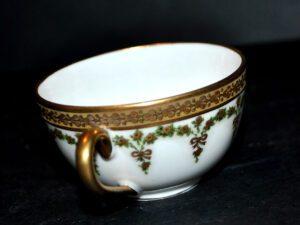 LIMOGES Tasse à café en porcelaine guirlande et or "Porcelaine Limousine" 1930