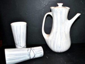 NIDERVILLER Cafetière moderniste en faïence "VOILE" et 2 tasses 1960