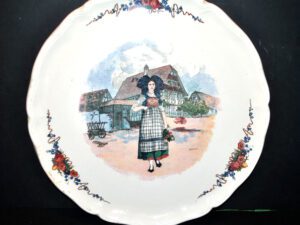SARREGUEMINES Plat à tarte en faïence décor "Obernai" par Henri Loux 34cm