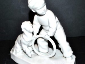 ZSOLNAY PECS Sculpture Enfant au Cerceau en porcelaine ART DECO 1920 signé Sinko
