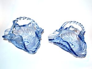 Lot 2 paniers coupelle en verre pressé-moulé bleu Meisenthal? Fenne en Sarre?
