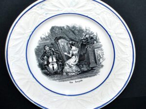 SARREGUEMINES Opaque Assiette parlante Musique Harpiste 1900