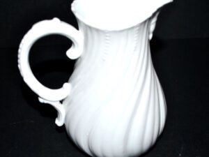 SARREGUEMINES Pichet Verseuse en porcelaine moulé viennoise