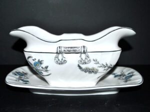 Saucière Empire en porcelaine blanche décor peint fleurs bleues 1850
