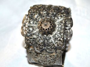 Bracelet manchette vintage laiton argenté - décor filigrane rosace D5.7cm