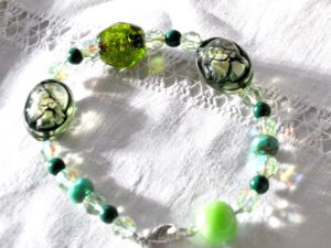 Bracelet VINTAGE en verre vert, malachite et résine 22cm
