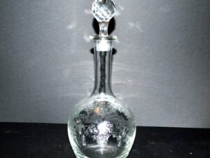 SAINT-LOUIS Carafe ancienne à décor de rocaille et fleurs gravé à l'acide H32cm
