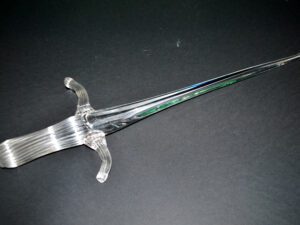 VALLERYSTHAL Sculpture épée en cristal pincé vintage