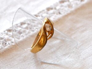 Bague vintage en métal doré ornée d'un brillant cristal T54