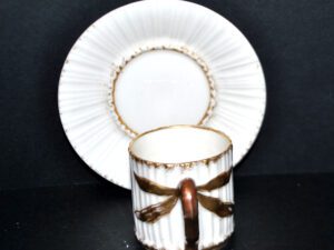 Tasse à café litron ancienne en porcelaine forme cannelée liseré or