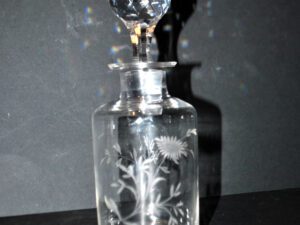 SAINT-LOUIS Carafe Flacon ancien en CRISTAL gravé fleuri H17cm